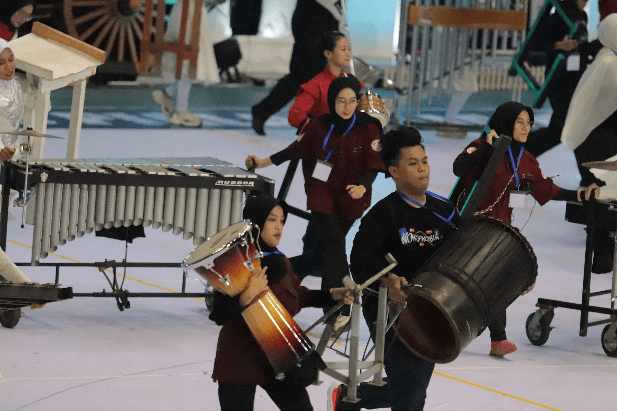 Anggota MBUGM bersama tim perkusi