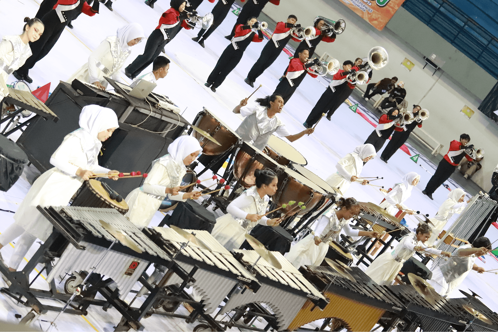 Pemain brass MBUGM saat pertunjukan