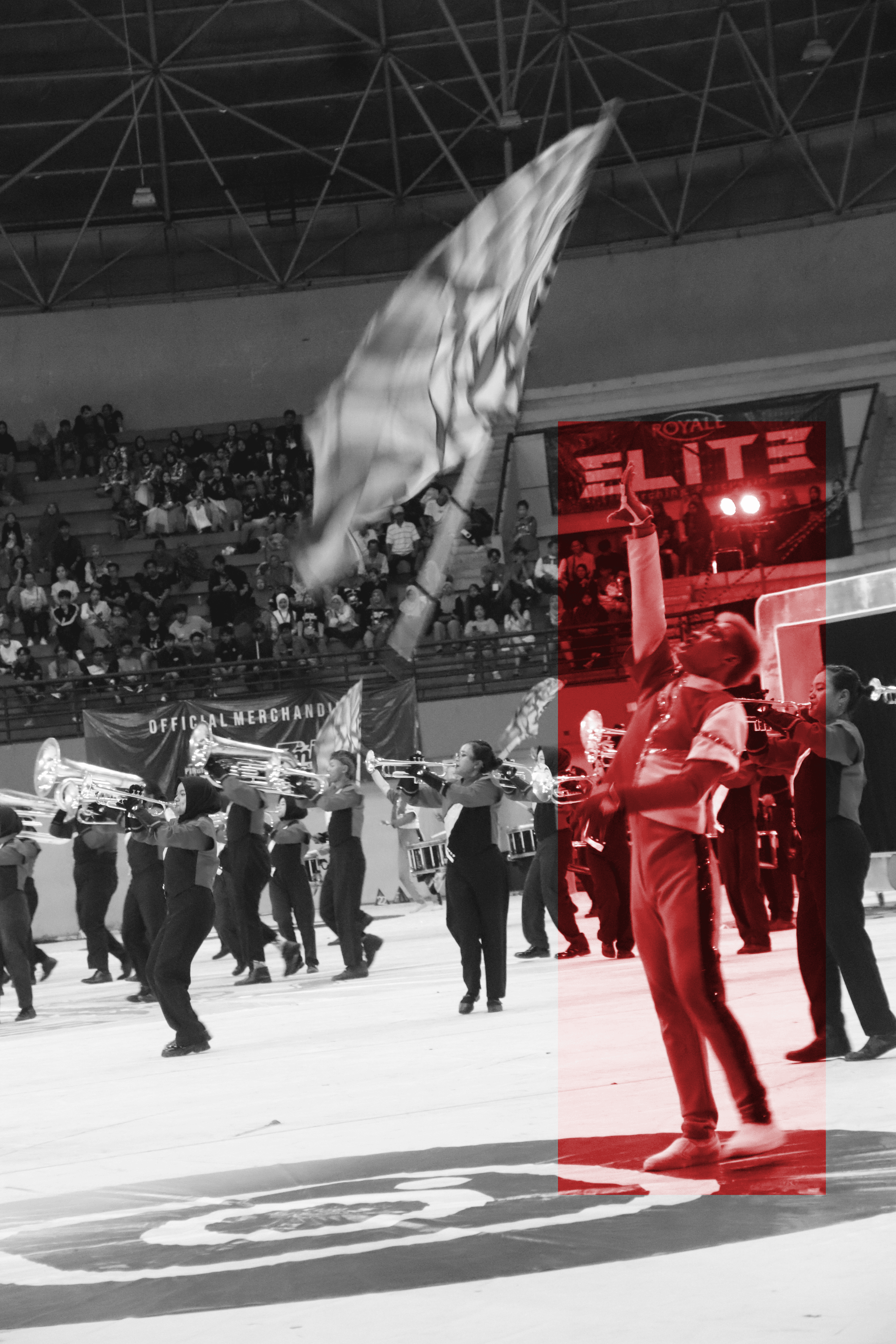 Color guard MBUGM mengibarkan bendera